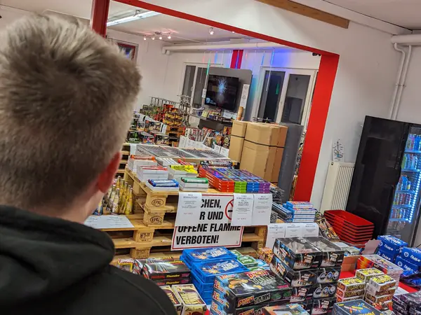 Blick in den Laden: Jugendfeuerwerk und Batterien auf Paletten und Tischen